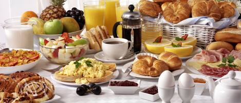 Ein reichhaltiges Frühstücksbuffet mit verschiedenen Speisen und Getränken.