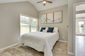 1 bedroom, iron/ironing board, WiFi, bed sheets - Young Harris Vacation Rental w/ Mountain Views! (Young Harris)
