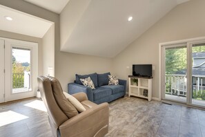 TV - Young Harris Vacation Rental w/ Mountain Views! (Young Harris)