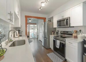 Refrigerador, microondas, horno y parrilla de estufa 