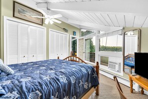 5 bedrooms, iron/ironing board, WiFi, bed sheets - The Ship House on the Saco River with Hot Tub (Biddeford)