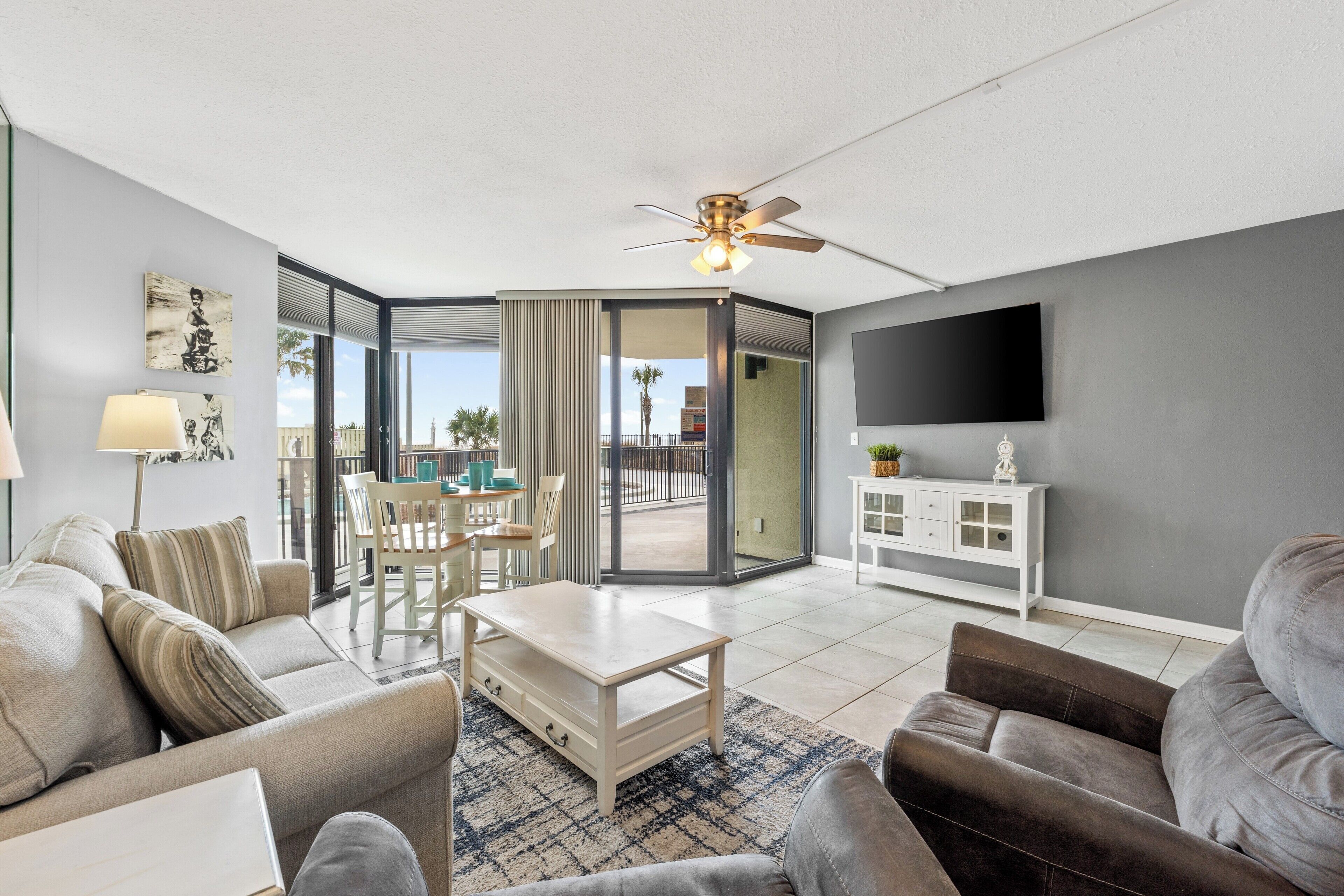 Apartamento, 1 habitación, frente a la playa (102 E) | Zona de estar | Una televisión de pantalla plana