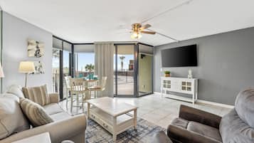 Apartamento, 1 habitación, frente a la playa (102 E) | Zona de estar | Una televisión de pantalla plana