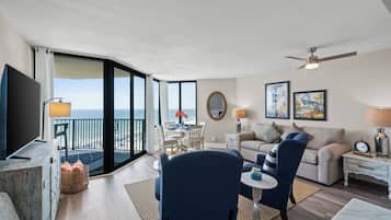 Apartamento, 1 habitación, frente a la playa (1011 W) | Zona de estar | Una televisión de pantalla plana