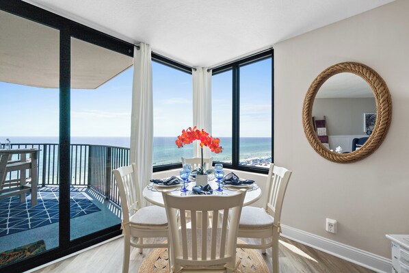 Apartment, 1 Schlafzimmer, Strandnähe (1011 W) | Essbereich im Zimmer