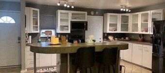 Cozy 3bd. 2bth home, Panoramic views, near UNR, DT, FRWY & RENO AIRPORT.