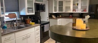 Cozy 3bd. 2bth home, Panoramic views, near UNR, DT, FRWY & RENO AIRPORT.