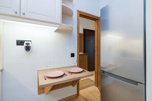 City Apartment | Private kitchen | Full-size fridge, oven, stovetop, electric kettle