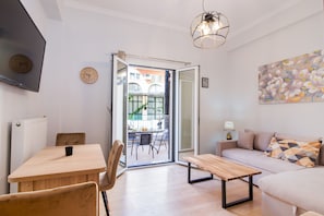 Lägenhet City | Vardagsrum | 45-tums smart-tv med kabelkanaler