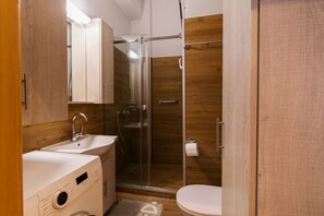 Apartemen Kota | Kamar mandi | Shower, pancuran hujan, pengering rambut, dan handuk