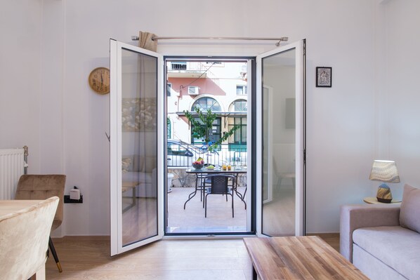 Lägenhet City | Vardagsrum | 45-tums smart-tv med kabelkanaler