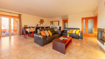 Télévision, baby-foot