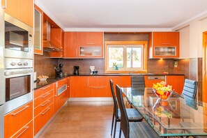 Fridge, microwave, oven, dishwasher - Villa with heatable pool & BBQ in Corcovada (Albufeira)