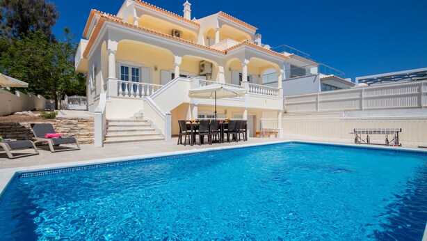 A large, two-story house with a swimming pool, outdoor furniture, and a staircase leading to a balcony. - Retreat w/ Heatable Pool and BBQ in Galé (Galé)