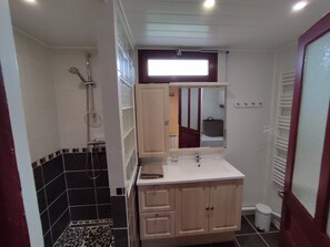 Dusche, Haartrockner, Toilettenpapier