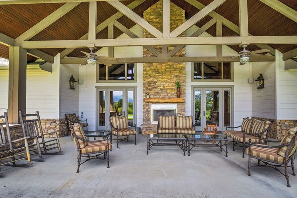 Terrace/patio - Cozy 2 BR Condo with Fireplace, Full Kitchen, Pool Access, Walking and Bike Path (Townsend)