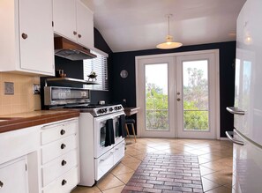 Fridge, microwave, oven, stovetop - A Private Canyon Retreat- Where Nature Meets Downtown San Diego (San Diego)