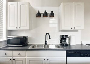 雪櫃、微波爐、焗爐、爐具