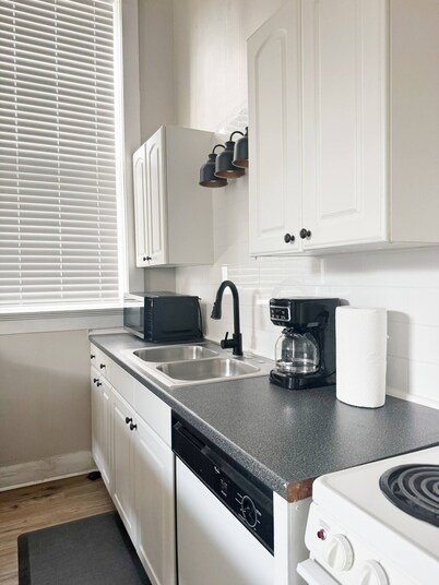 The Harrison A / 1BD/1BA Apt steps from Riverfront