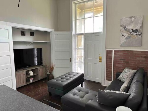 The Harrison A / 1BD/1BA Apt steps from Riverfront