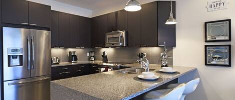 Frigorifero, microonde, forno, piano cottura