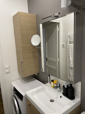 Chuveiro, toalhas de banho, sabonete 