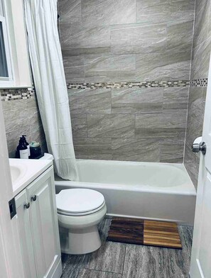 Shower, towels, soap, toilet paper - Spacious Bohemian Retreat
 (Queens)