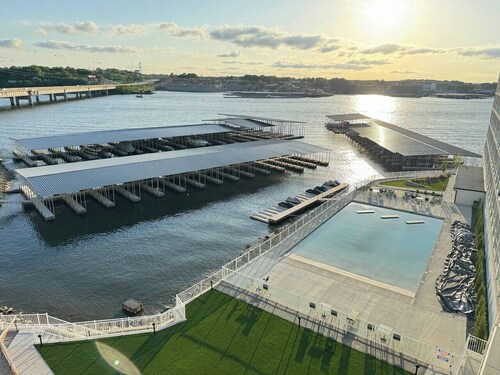 Topsider Penthouse 511 with Resort Pools