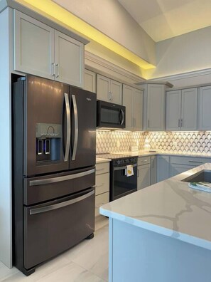 Køleskab, mikrobølgeovn, ovn, kogeplade