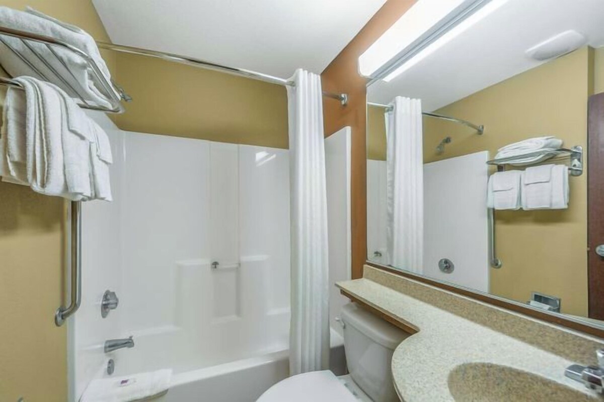 Combined shower/tub, towels