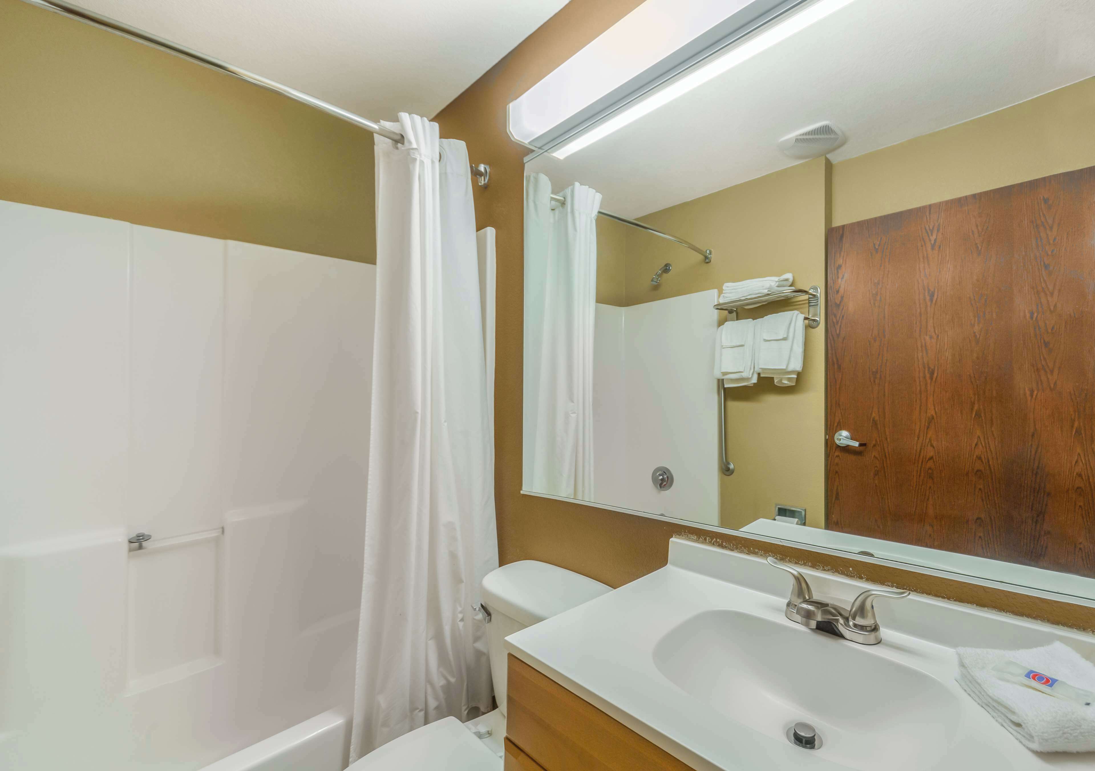 Combined shower/tub, towels
