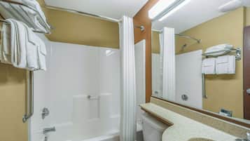 Combined shower/bathtub, towels