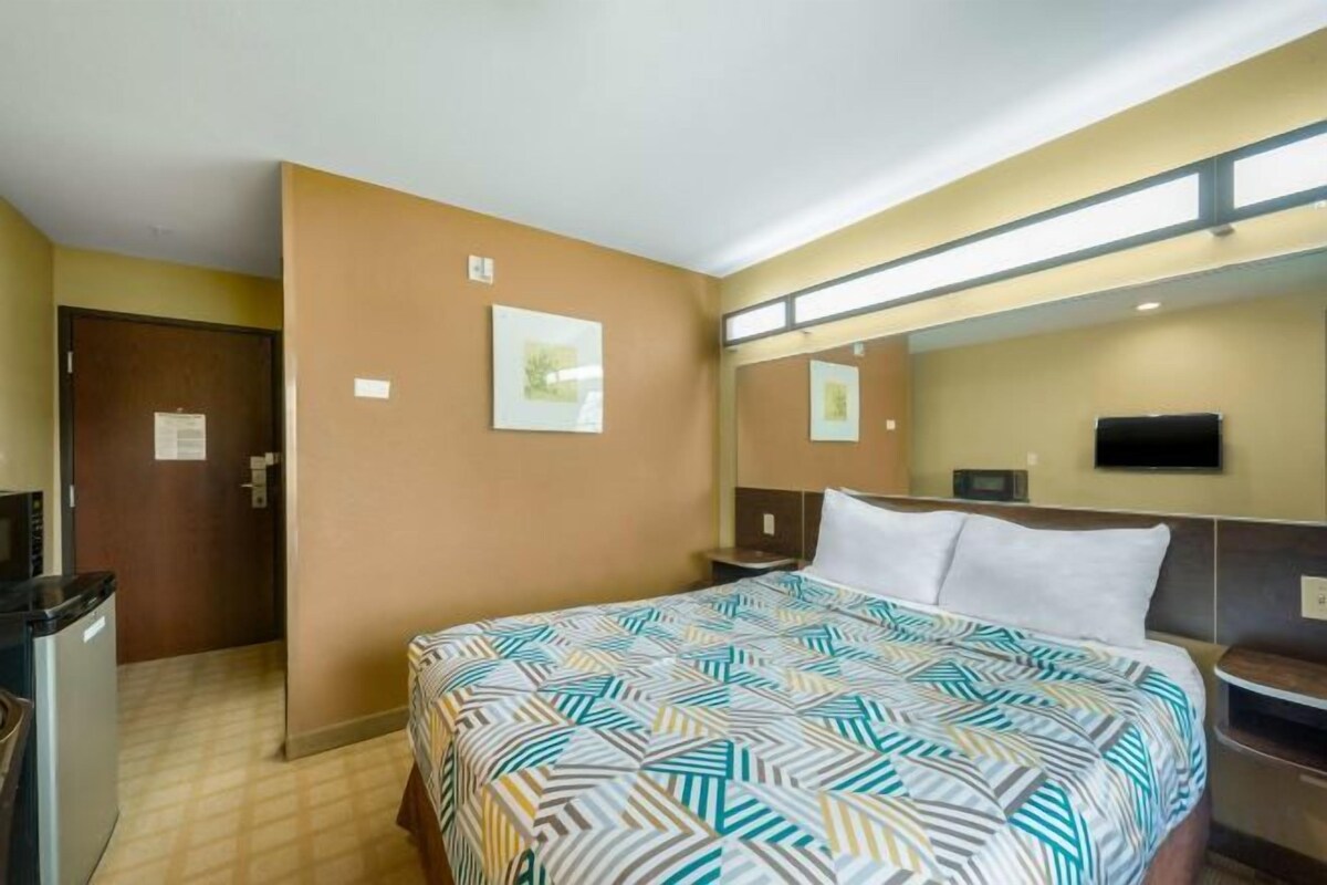Desk, WiFi (free), bed sheets
