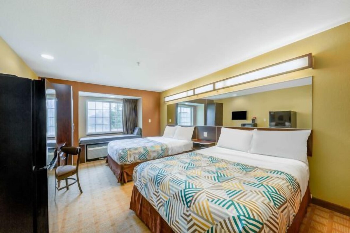 2 Queen Beds | Mob Acc Ri Shwr Nsmk Micfridg