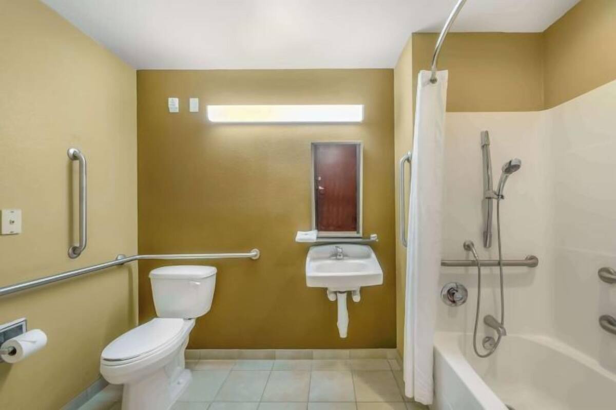 Combined shower/bathtub, towels