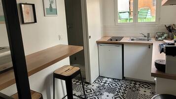 Frigorífico, microondas, placa de cocina y cafetera o tetera