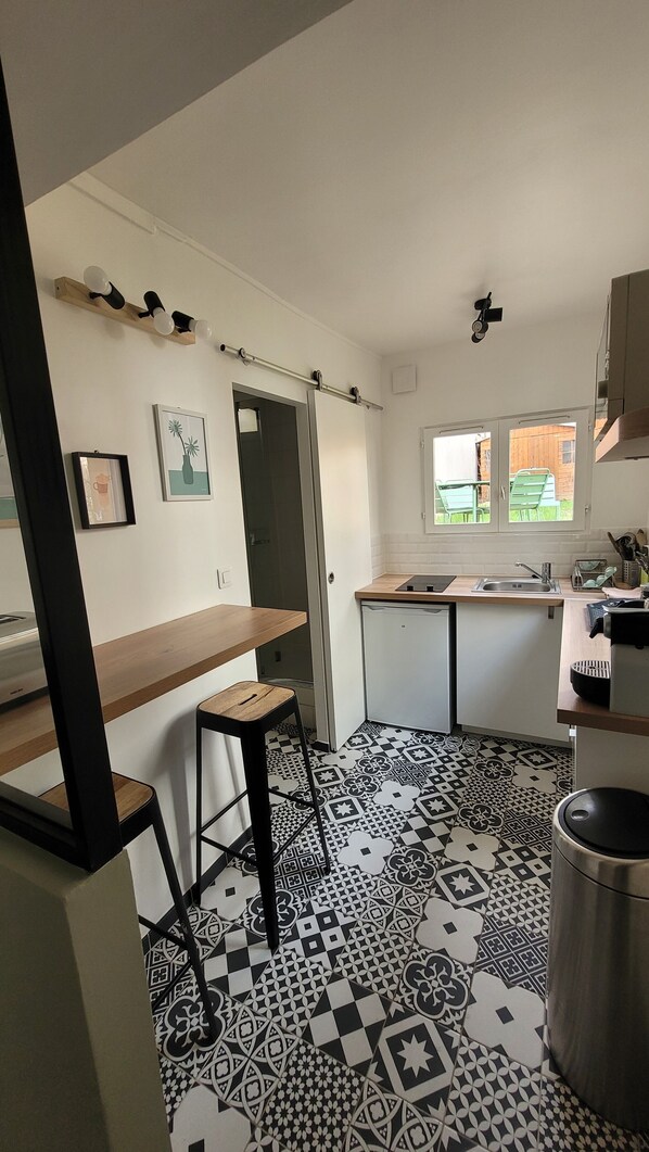 Kühlschrank, Mikrowelle, Herdplatte, Wasserkocher mit Kaffee-/Teezubehör