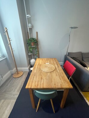 Dining - Chic & Spacious  2BD Flat, 2 Mins to Baron's Court (London)