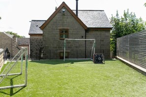 Maison | Terrain de sport