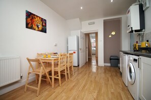 ベーシック ハウス | リビング エリア | 24 インチのスマートテレビ (デジタル放送視聴可)、Netflix、ストリーミングサービス