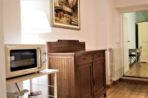 Apartamento | Cozinha privada | Geladeira, micro-ondas, fogão, cooktop