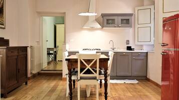 Apartamento | Cocina privada | Frigorífico, microondas, horno y placa de cocina