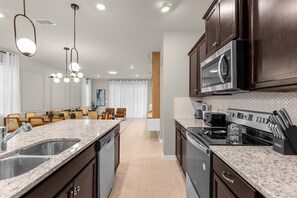 Microwave, dishwasher, high chair - 7 Bedrooms/ 5.5 Bahrooms/ Windsor Island (1917 SD) (Davenport)