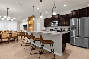 Microwave, dishwasher, high chair - 7 Bedrooms/ 5.5 Bahrooms/ Windsor Island (1917 SD) (Davenport)