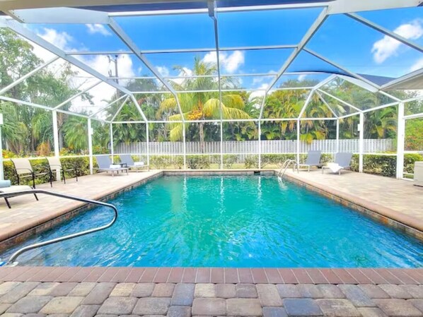 Alberca al aire libre y alberca climatizada