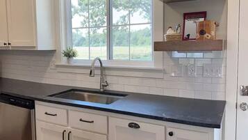 冰箱、微波炉、烤箱、炉灶