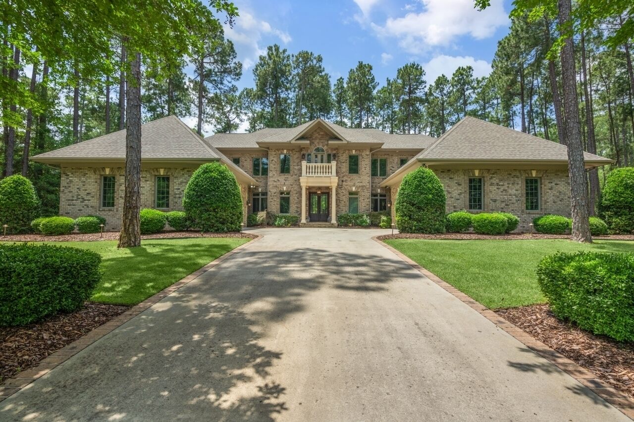 Spectacular Executive Home - Walking distance to Pinehurst Country Club 