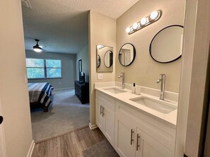 2 habitaciones, tabla de planchar con plancha y wifi gratis 