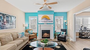 Smart TV, chimenea y libros 