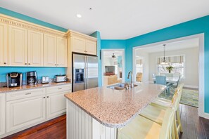 Kylskåp, mikrovågsugn, ugn och spishäll